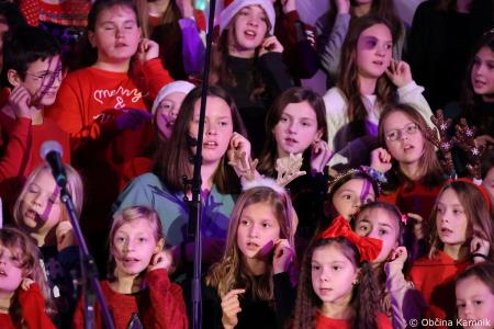 Miklavžev koncert na Osnovni šoli Toma Brejca napolnil telovadnico do zadnjega kotička (68)